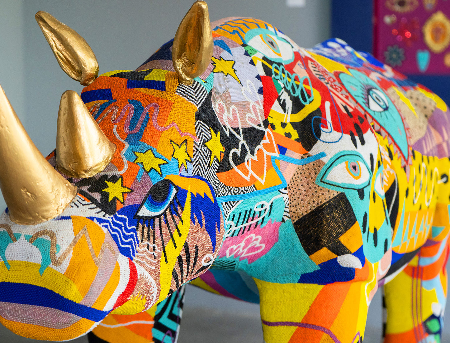 Arte huichol, esculturas, Morena Corazón, rinoceronte de decoración