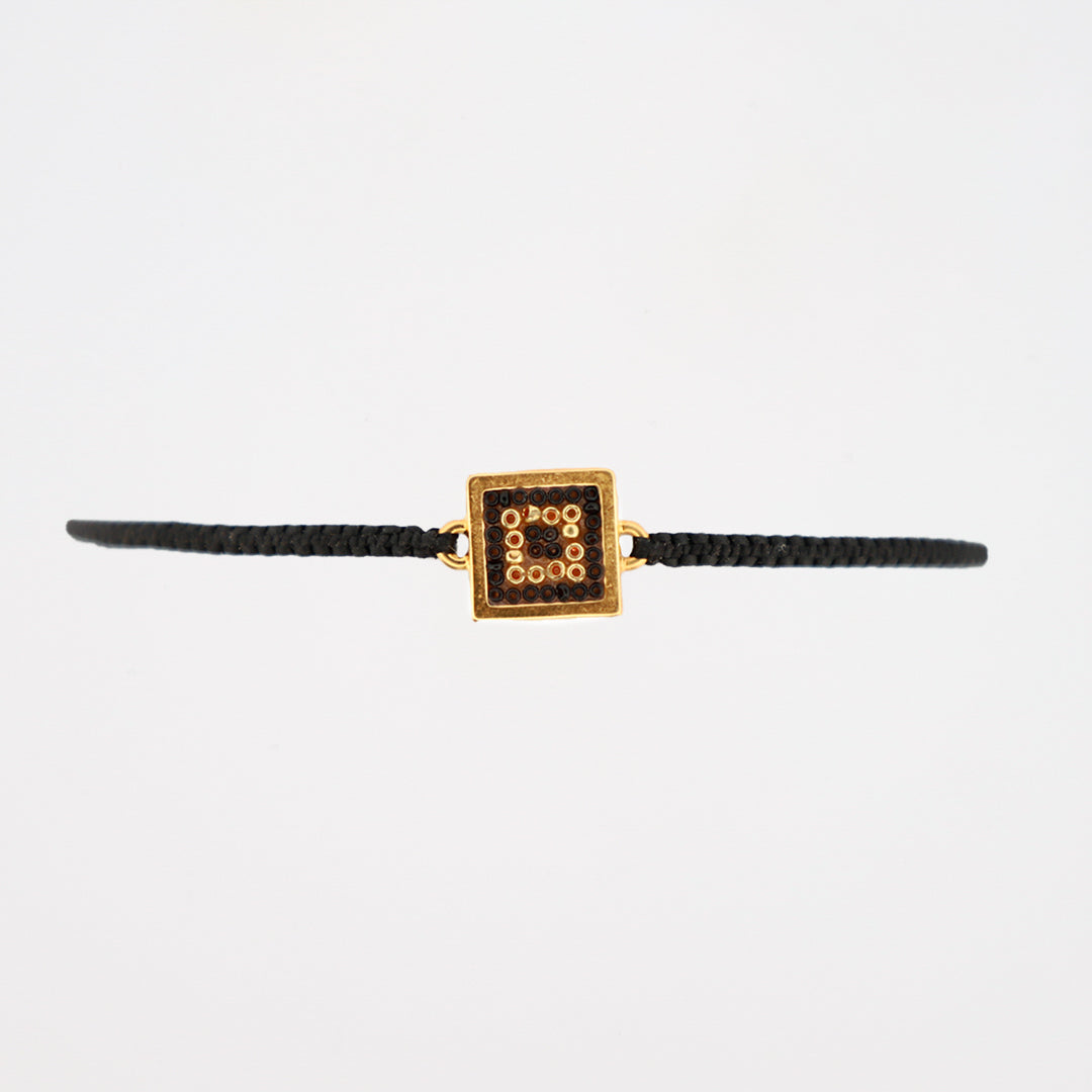 Chiquita square bracelet in 24k gold plating and medium macrame 