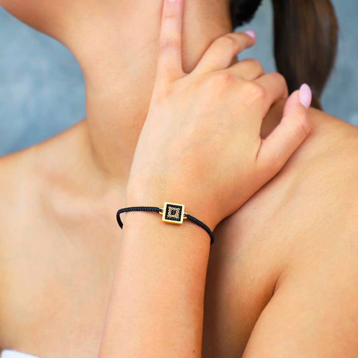 Chiquita square bracelet in 24k gold plating and medium macrame 