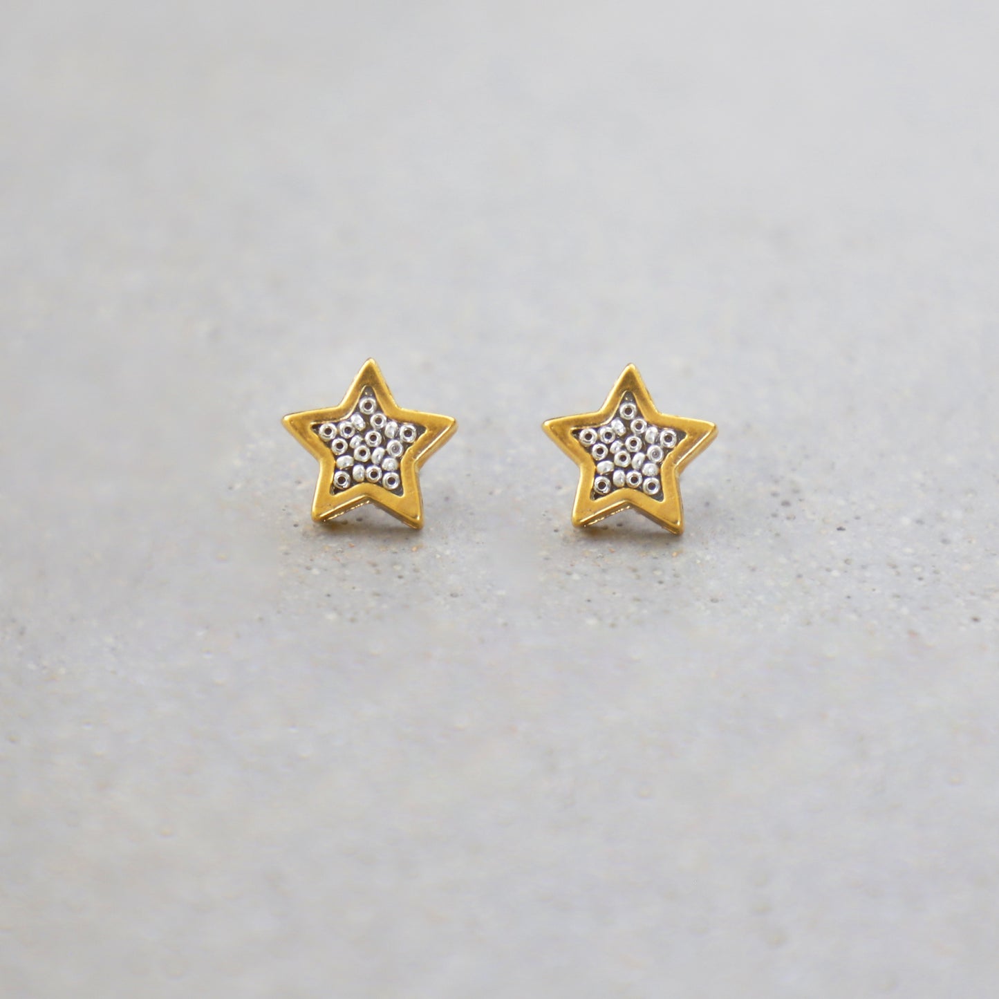 Aretes Estrella Chiquita en baño de oro 24k minis more394D3