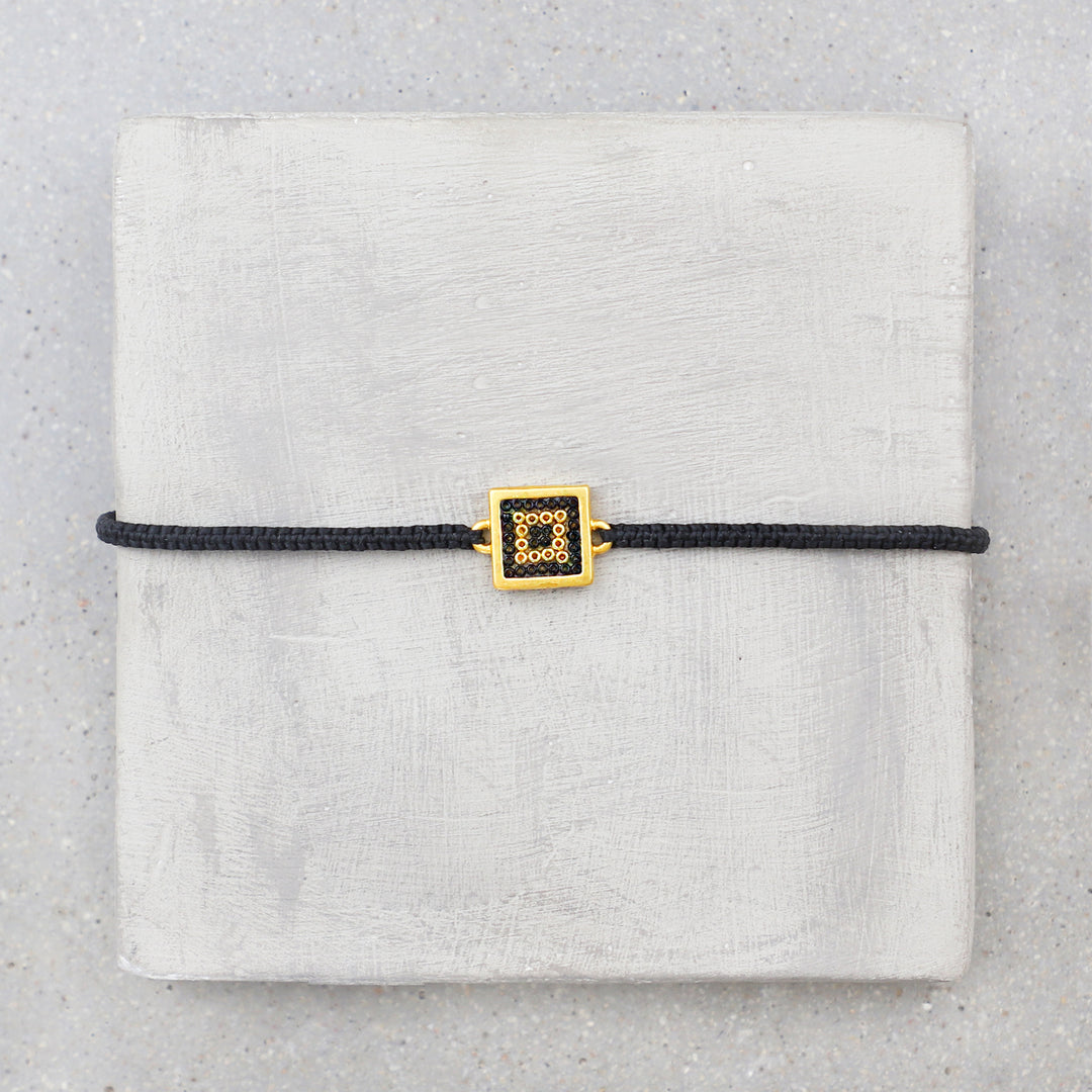 Chiquita square bracelet in 24k gold plating and medium macrame 